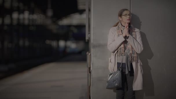 Mutter Wartet Bahnhof Auf Sohn Und Überprüft Uhrzeit — Stockvideo