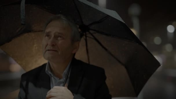 Втомлений Зневірений Літній Чоловік Помиляється Під Дощем — стокове відео