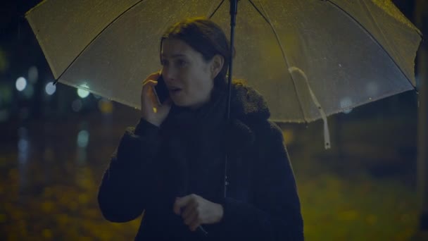 Droevige Vrouw Praten Mobiele Telefoon Buiten Nachts Bij Regenweer — Stockvideo