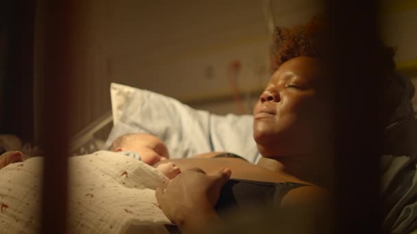 Kıvırcık Saçlı Siyahi Kadın Doğuma Yeni Doğmuş Çocukla Giriyor — Stok video