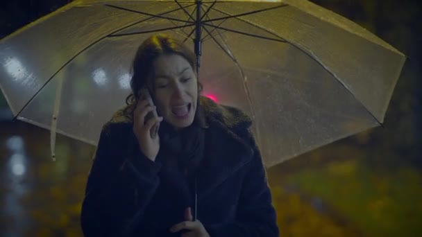Анонсована Жінка Має Стресовий Дзвінок Показуючи Негативні Емоції Жест — стокове відео