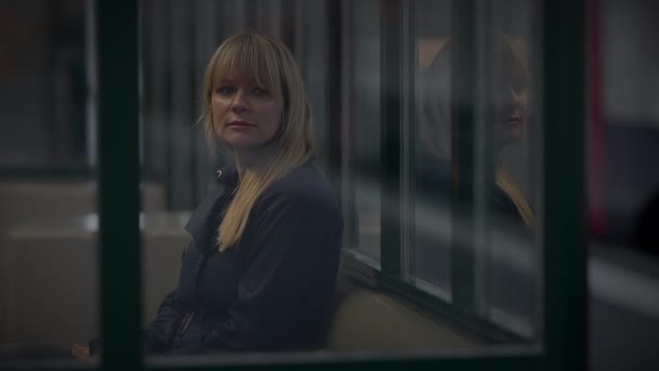 Triste Donna Bionda Preoccupata Pensare Problemi Vita Trainstation — Video Stock