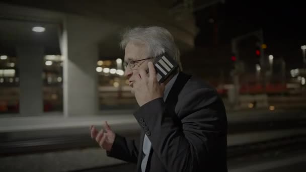 Upset Elderly Business Man Suit Unappy Calling Urban Town — Stock Video