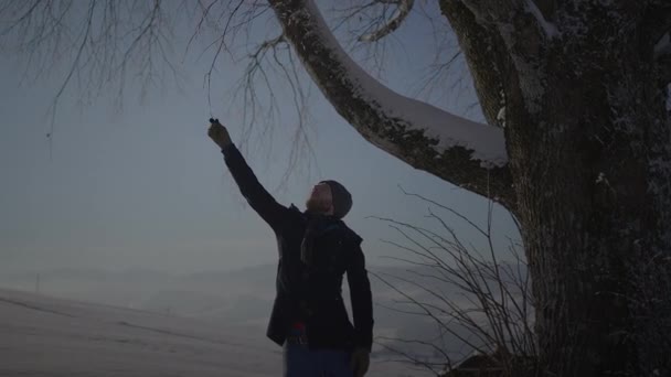 Uomo Escursionismo All Aperto Inverno Paesaggio Neve — Video Stock