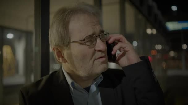 Grey Συνταξιούχος Ανώτερος Επιχειρηματίας Μιλώντας Θυμωμένος Στο Κινητό Τηλέφωνο — Αρχείο Βίντεο