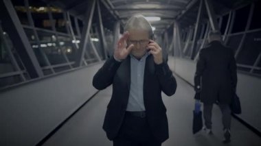 Emekli Gri Olgun Kıdemli İşadamı Cep telefonundan Kızgın Konuşuyor