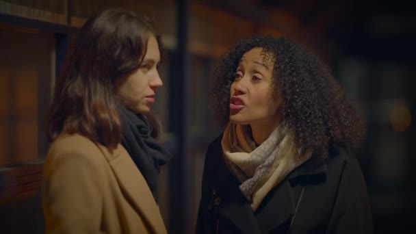 Junge Frau Konfrontiert Ihre Freundin Mit Streit Über Uneinigkeit — Stockvideo