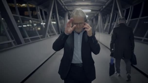 Grey Pensiun Mature Senior Businessman Bicara Marah Pada Telepon Seluler — Stok Video