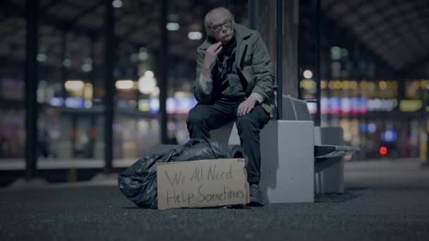Persona Masculina Madura Pobre Solitaria Con Gafas Empobrecidas — Vídeos de Stock