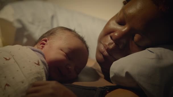 Svart Kvinna Med Lockigt Hår Vilar Förlossningsrummet Med Spädbarn Barn — Stockvideo