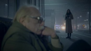 Zavallı Dilenciye Şefkat ve Empati Gösteren Genç Kadın