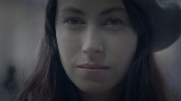 Genç Tarz Kadını Şehirdeki Geleceği Düşünüyor — Stok video