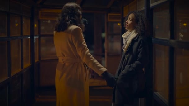 Genç Kadın Anlaşmazlık Üzerine Kadın Arkadaşıyla Karşı Karşıya Geldi — Stok video
