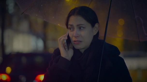 Smutná Žena Mluví Mobilní Telefon Venku Noci Deštivém Počasí — Stock video