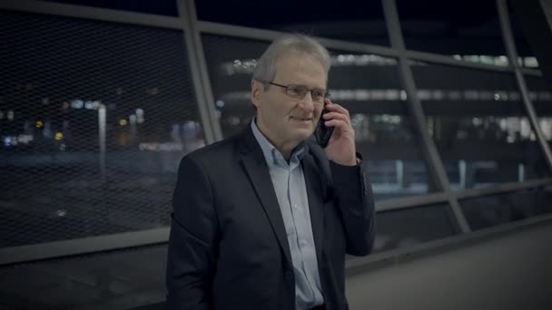 Opgewonden Volwassen Man Praten Vrolijk Mobiele Telefoon Buiten — Stockvideo