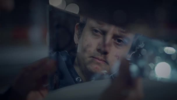 Jovem Homem Perdido Com Mala Encontrando Espelho Quebrado Rua Urbana — Vídeo de Stock