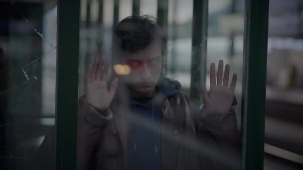 Homem Mulher Tocando Mãos Encontrando Juntos Novamente — Vídeo de Stock