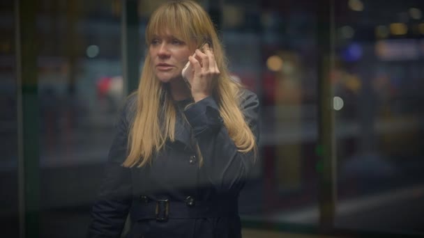 Blond Kvinna Pratar Arg Mobiltelefon Tågstationen Arguing — Stockvideo