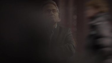 Gri saçlı düşünceli yaşlı beyefendi hayatı düşünüyor.