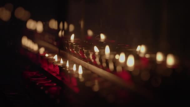 Kynttilät Polttava Liekit Hehkuva Tausta — kuvapankkivideo