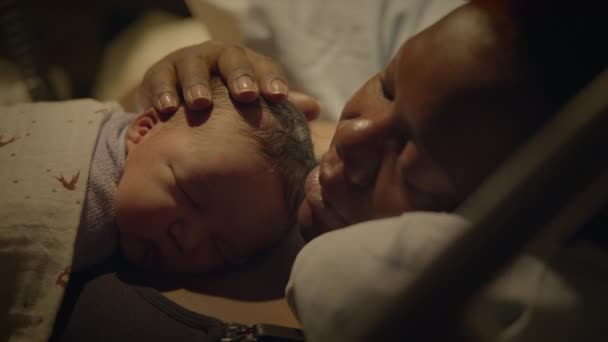 Ευτυχισμένη Νεαρή Γυναίκα Απολαμβάνει Την Μητρότητα Παιδί Παιδί Μετά Γέννηση — Αρχείο Βίντεο