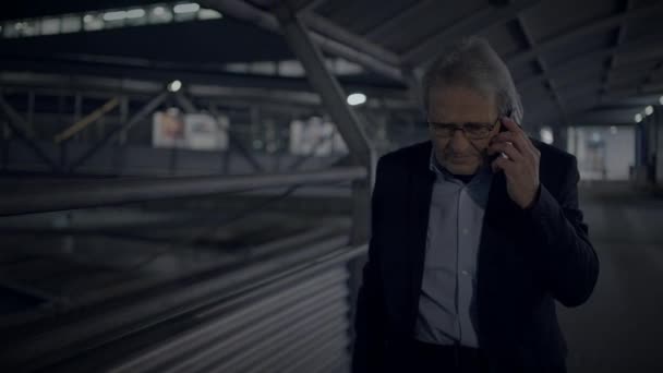 Upset Elderly Business Man Suit Unappy Calling Urban Town — Stock Video