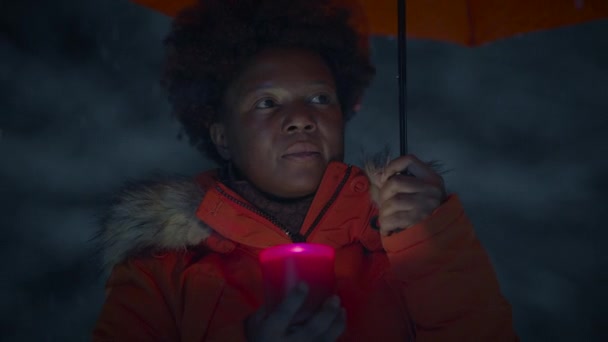 Personne Réchauffe Les Mains Sur Flamme Lumière Bougie Brûlante Dans — Video
