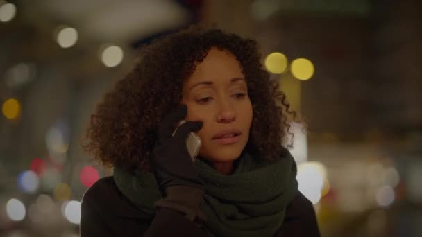 Discutiendo Mujer Hablando Enojado Teléfono Móvil Ciudad Por Noche — Vídeo de stock