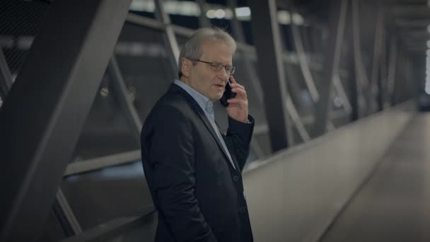 Glücklicher Senior Geschäftsmann Der Telefonanrufe Entgegennimmt Teilt Gute Nachrichten Mit — Stockvideo