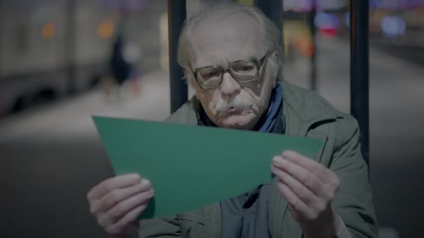 Θλιβερός Ηλικιωμένος Άνδρας Που Υποφέρει Από Φτώχεια Των Ηλικιωμένων Που — Αρχείο Βίντεο