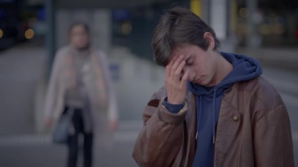 Modermötet Son Tågstationen Talar Tillsammans Efter Lång Tid — Stockvideo