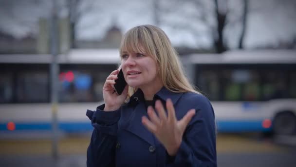 Blond Kvinna Pratar Arg Mobiltelefon Tågstationen Arguing — Stockvideo