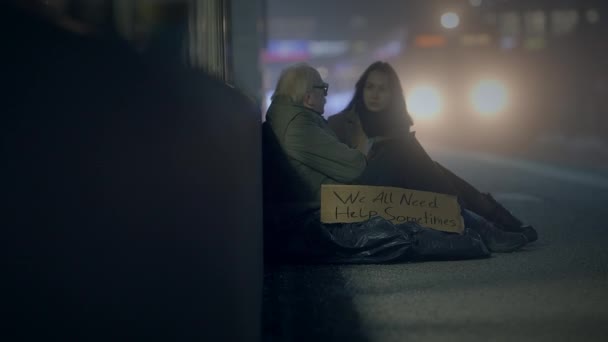 Deprimida Miserable Vieja Persona Calle Masculina Esperando Ayuda Noche Congelación — Vídeos de Stock