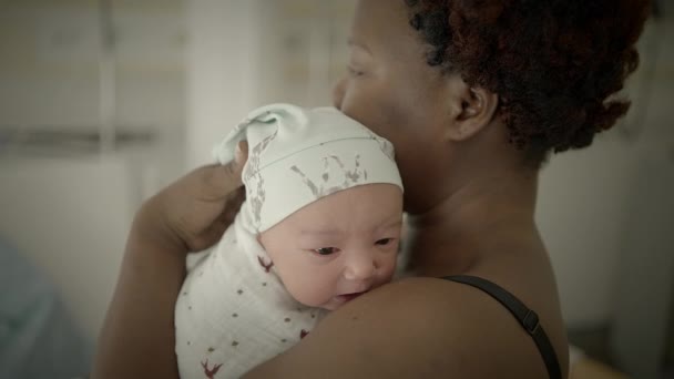 Czarna Kobieta Kręconymi Włosami Odpoczynek Pokoju Porodowym Dzieckiem — Wideo stockowe