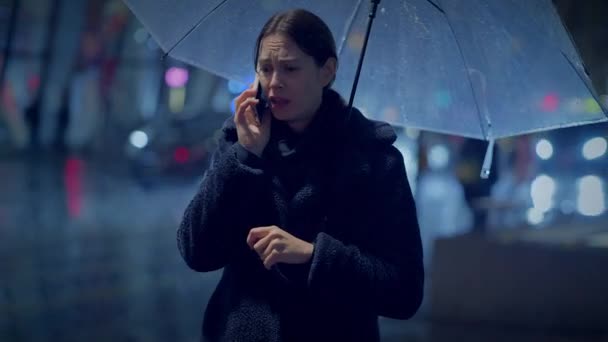 忧心忡忡的女人一边喊着雨伞一边哭 — 图库视频影像