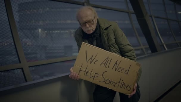 Одинокий Бедный Пожилой Мужчина Обедненными Очками — стоковое видео