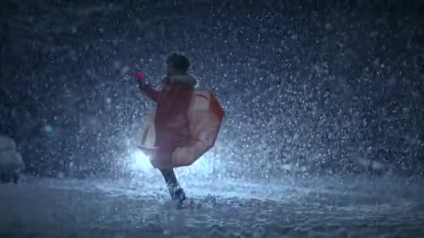 Glad Kvinnlig Person Dansar Snön Vinter Väder Natten — Stockvideo