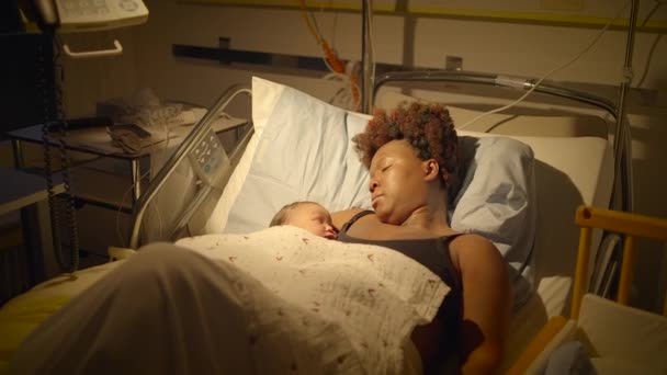 乳幼児と配達室で休むカーリーヘアを持つ黒人女性 — ストック動画