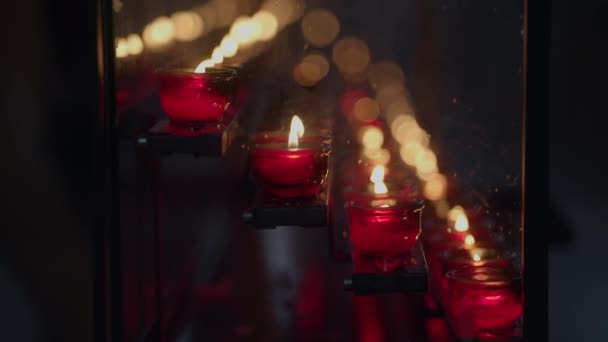 黑暗夜灯中的神秘燃点烛光 — 图库视频影像