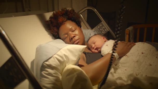 Svart Kvinna Med Lockigt Hår Vilar Förlossningsrummet Med Spädbarn Barn — Stockvideo