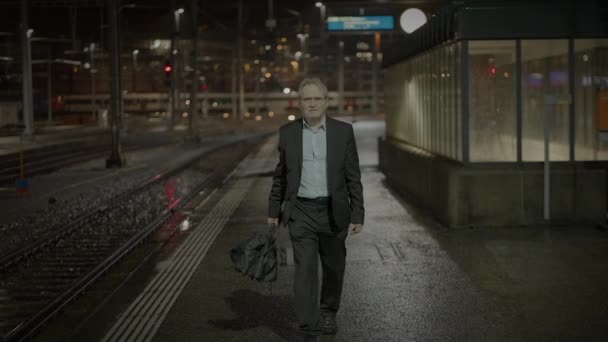 Frustrierter Alter Geschäftsmann Der Unglücklich Draußen Wartet Und Negative Emotionen — Stockvideo