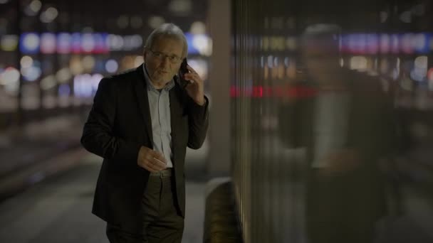 Grey Emerytowany Starszy Biznesmen Mówienie Zły Telefon Komórkowy — Wideo stockowe