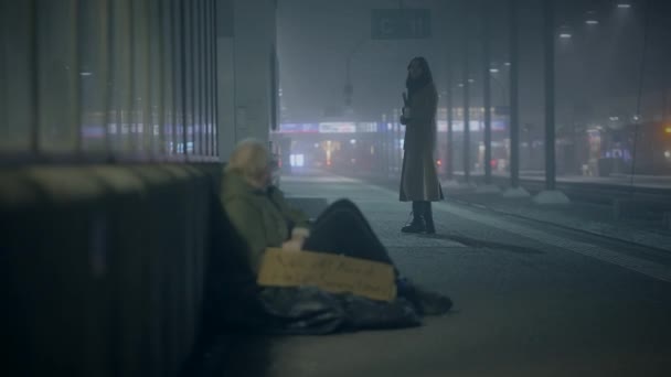 Przygnębiony Nieszczęśliwy Old Male Street Person Czekający Pomoc Mroźnej Nocy — Wideo stockowe
