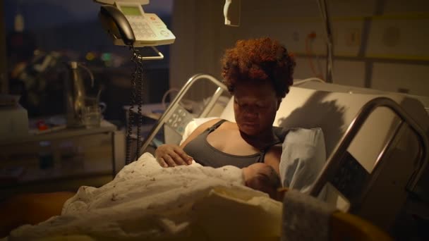 Schwarze Frau Mit Lockigem Haar Liegt Mit Säugling Kreißsaal — Stockvideo