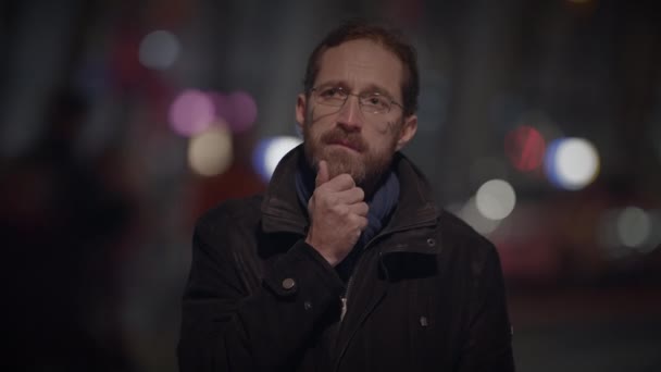 Caucasien Homme Avec Des Lunettes Debout Hors Foule Indécis Réfléchi — Video