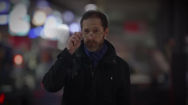 Καυκάσιος Άνδρας Γυαλιά Που Στέκεται Έξω Από Πλήθος — Αρχείο Βίντεο