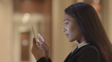 Mobil Tablet Cihazı 'nda İnternet' te gezinen kendine güvenen bir kadın. Yüksek kalite 4k görüntü