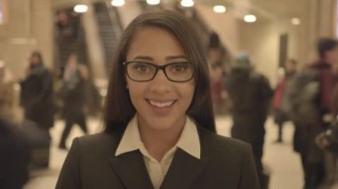 Şehirdeki Afrikalı Amerikalı İş kadınının Yaşam Tarzı Portresi. Yüksek kalite 4k görüntü