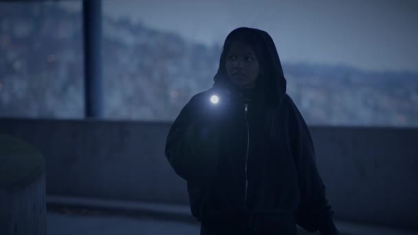 Bang Vrouwelijke Persoon Zwarte Kleren Lopen Weg Van Verdachte Karakter — Stockvideo