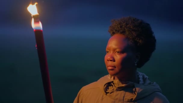 拥有卷发的年轻非洲妇女用火光探索漆黑的夜晚 高质量的4K镜头 — 图库视频影像